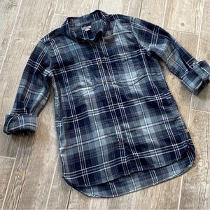 Women’s Carhartt lightweight long sleeve flannel.